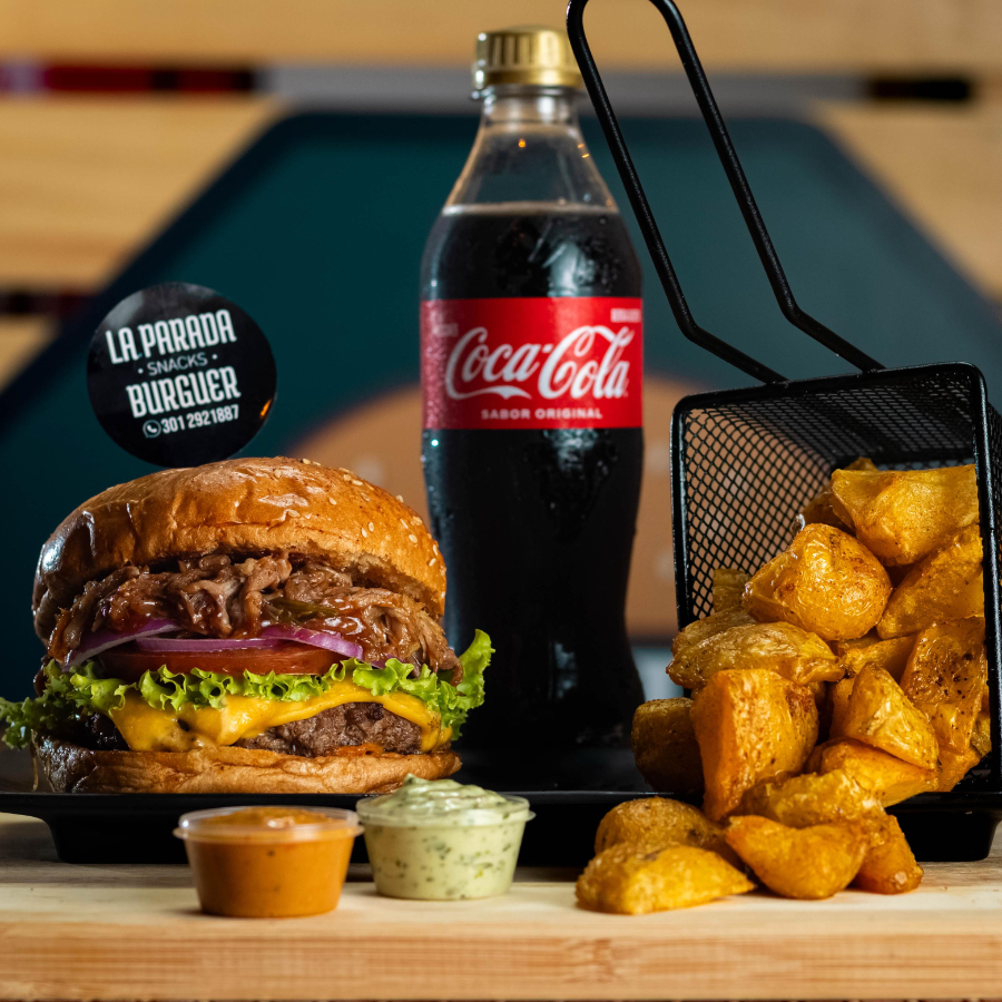 Combo Hamburguesa Cerdo BBQ con Papas y Gaseosa.