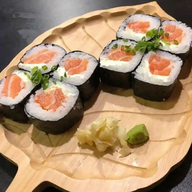 Rolo de sushi com Alga por fora, recheio de Salmão e cream Cheese e arroz.