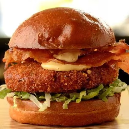 Pão, burger de frango 150gr, bacon, molho especial, cebola e alface. Acompanha fritas e bebida