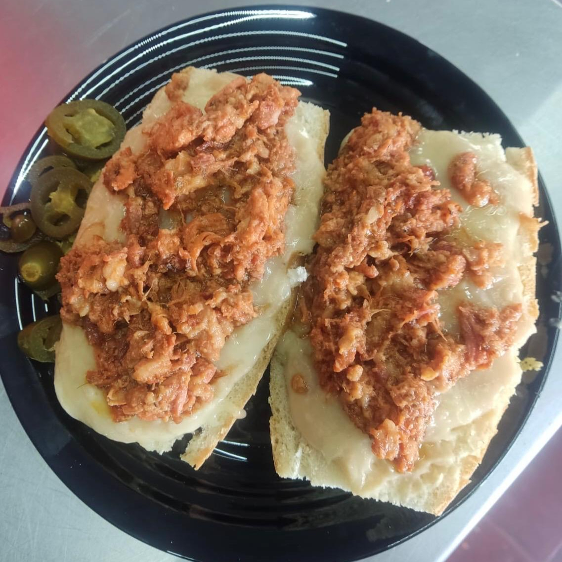 Molletes Salados con Chicharrón