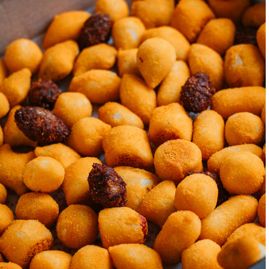 Experimente nosso 'Combo 75 Salgados Mistos', uma seleção primorosa de salgados, meticulosamente fritos até atingirem a crocância perfeita, com um recheio abundantemente saboroso. Cada salgado, de 20 gramas, proporciona uma experiência gastronômica inigualável.