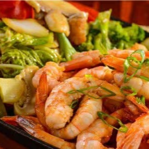 Camarão Branco grelhado com legumes na manteiga e arroz.