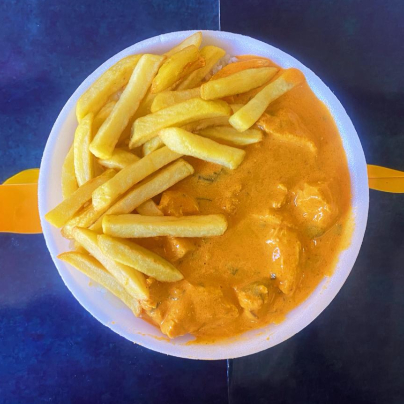 Nosso delicioso e suculento Strogonoff de frango com Fritas.