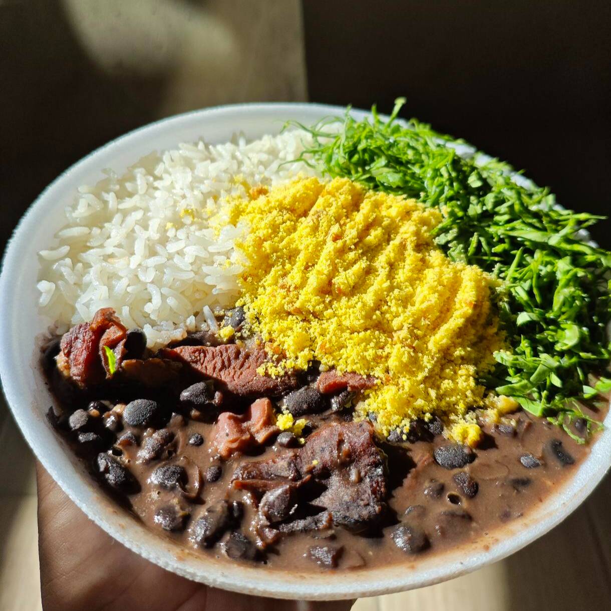 Feijoada mineira tradicional, preparada no Dia, bem servida e com sabor caseiro.
Acompanha arroz branco, farofa e couve.
Inclui 1 refrigerante 200ml (Guaraná ou Coca-Cola).
Ideal para quem busca feijoada barata, almoço econômico e comida mineira.