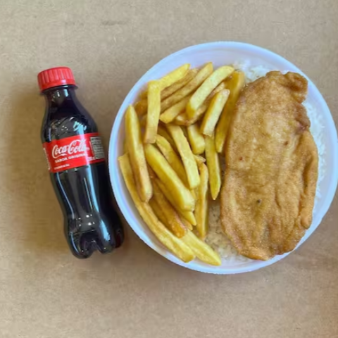 Marmita com delicioso filé de frango empanado na massa crocante acompanhado de arroz branco, feijão e batatas fritas. Acompanha refrigerante pet Coca Cola bem gelado. Marmita indicada para 01 pessoa.