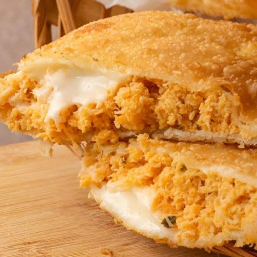 Pastel crocante recheado com frango desfiado bem temperado e catupiry cremoso! 😋 Massa leve e dourada, com um recheio super cremoso que derrete na boca — combinação perfeita!