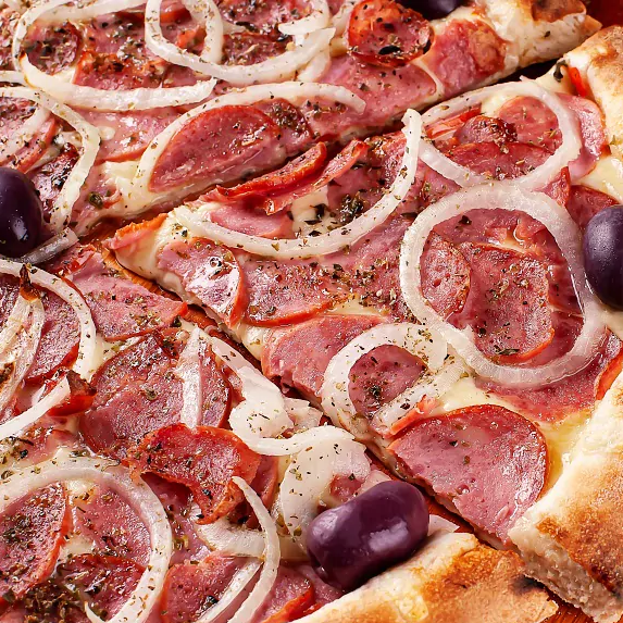 Deliciosa 'Pizza Grande Calabresa' sob a categoria 'Promoções de Pizza'. Esta pizza possui uma massa de fabricação própria, extremamente macia e saborosa, que combina perfeitamente com o nosso molho caseiro, uma receita secreta repleta de sabor. O toque especial fica por conta do queijo mussarela derretido, de qualidade superior e sabor marcante. Acrescentamos cebola fresca, para dar um toque de frescor e crocância, e a estrela do prato, a calabresa, que é cuidadosamente selecionada e fatiada. Tudo é finalizado com uma pitada de orégano, garantindo um aroma inconfundível. Uma verdadeira explosão de sabores em cada mordida!