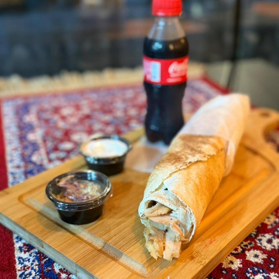 Delicioso Shawarma com (Carne E Frango) - Pasta De Alho, Picles E Tomate, Batata Frita E Tomate