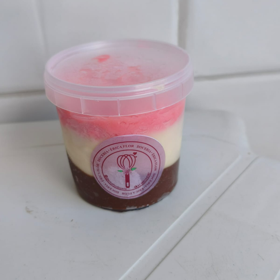 Mousse de chocolate branco e mousse de morango e creme de chocolate