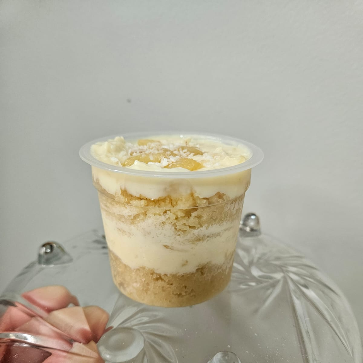 Massa de baunilha, recheio cremoso moça com pedaços de compotas de abacaxi e coco