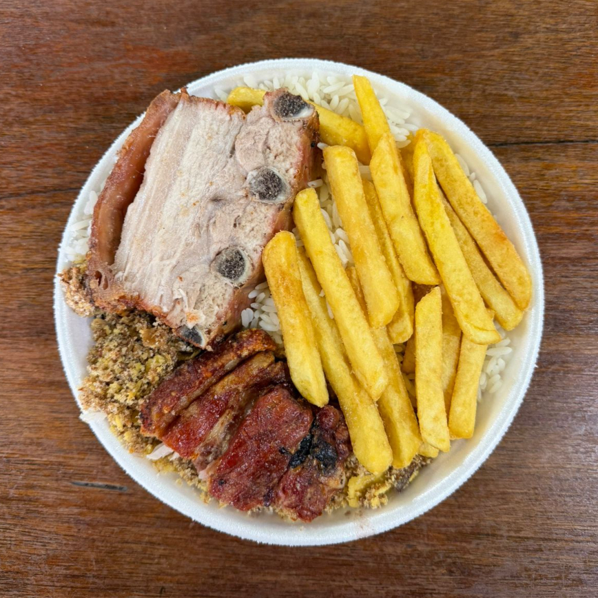 Arroz, feijão preto, farofa, fritas e costelinha de porco. Aproximadamente 400g