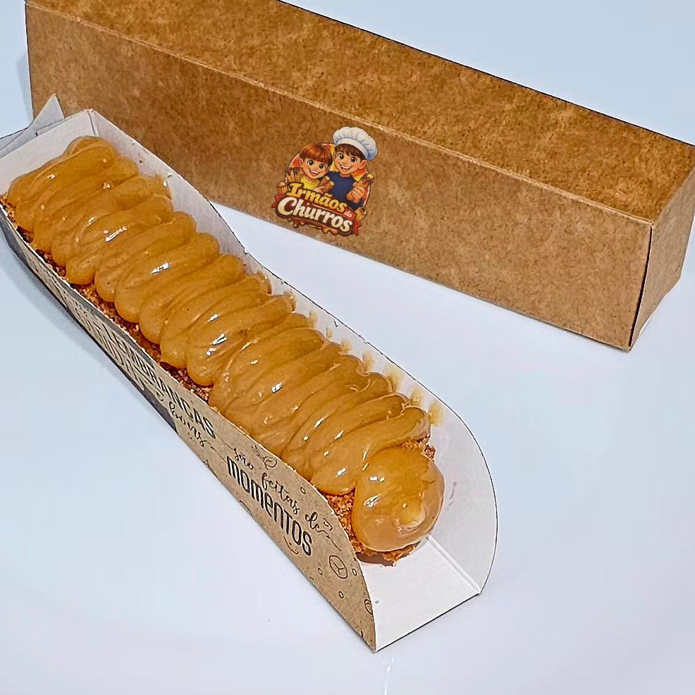 Delicioso Churros salpicado com açúcar de confeiteiro e canela em pó com recheio e cobertura de Doce de leite ou Doce de Chocolate.