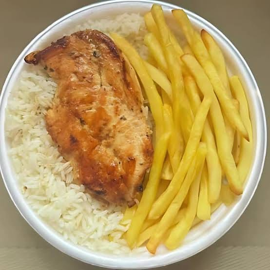 Filé de frango grelhado (100 gramas) bem douradinho, arroz (350gramas) feijão (150 gramas), batata frita (120 gramas).