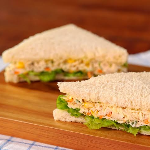 3 Camadas de Pão de Forma + Recheio Super Cremoso de Frango + Alface .
Obs: No recheio de Frango vai Cenoura , Milho e Azeitona