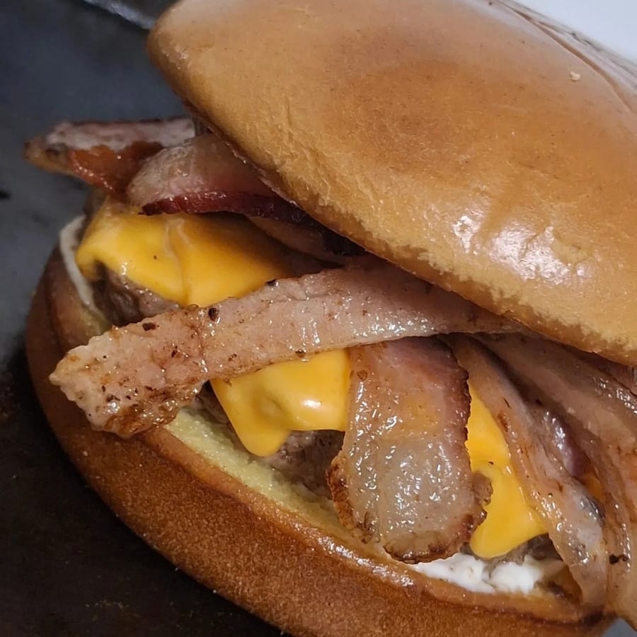 Pão selado na manteiga, maionese defumada, carne 100g, queijo cheddar derretido, bacon e barbecue.
