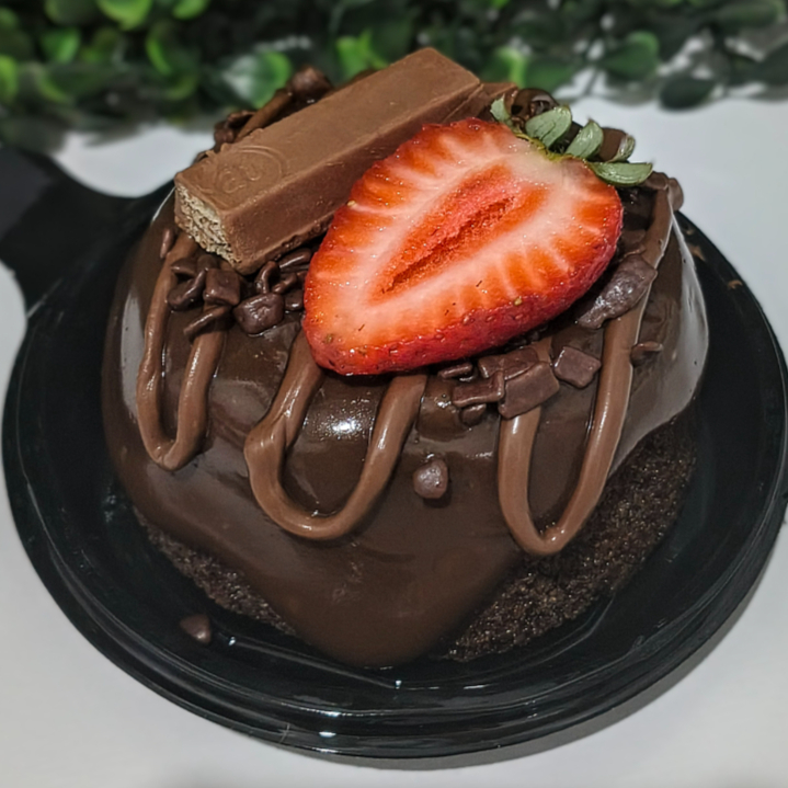 10cm de bolo mini vulcão gourmet. TAMANHO DE REFERÊNCIA: PALMA DA MÃO/ 10CM. especial de pascoa. bolo mini vulcãoas msa chocolate e recheio explosivo de gotas. finalizado com riscos de nutella, kitkat e meio morango.