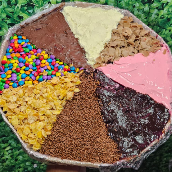 Pizza 8 sabores: mousse de limão, gotas de chocolate, mousse de morango, brigadeiro, granulado, sucrilhos, confete e creme de avelã
