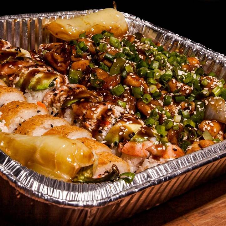 Charola Mediana con 2 Rollos y Teriyaki de Pollo