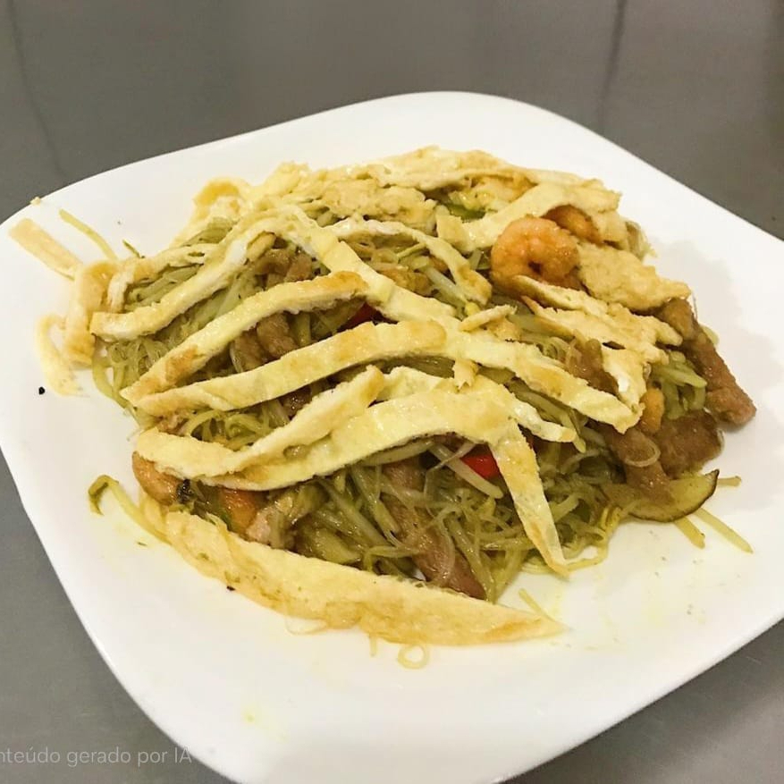 Macarrão de arroz com lombo suíno, camarão, cebola, moyashi, pimentão verde e vermelho e fios de ovos ao molho curry apimentado.