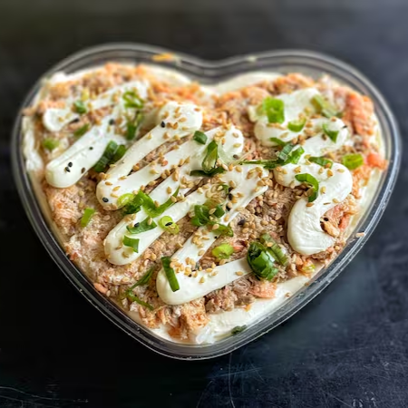 Temaki no prato é um dos mais vendido do ifood, você tem opção de escolher salmão cru ou grelhado. Muito cream cheese, cebolinha com aproximadamente 400 gramas.