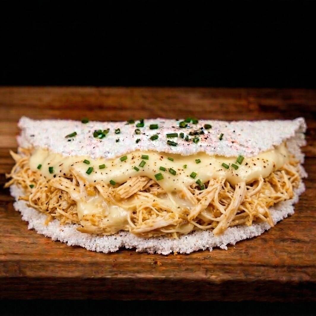 Tapioca recheada com frango desfiado e queijo muçarela.