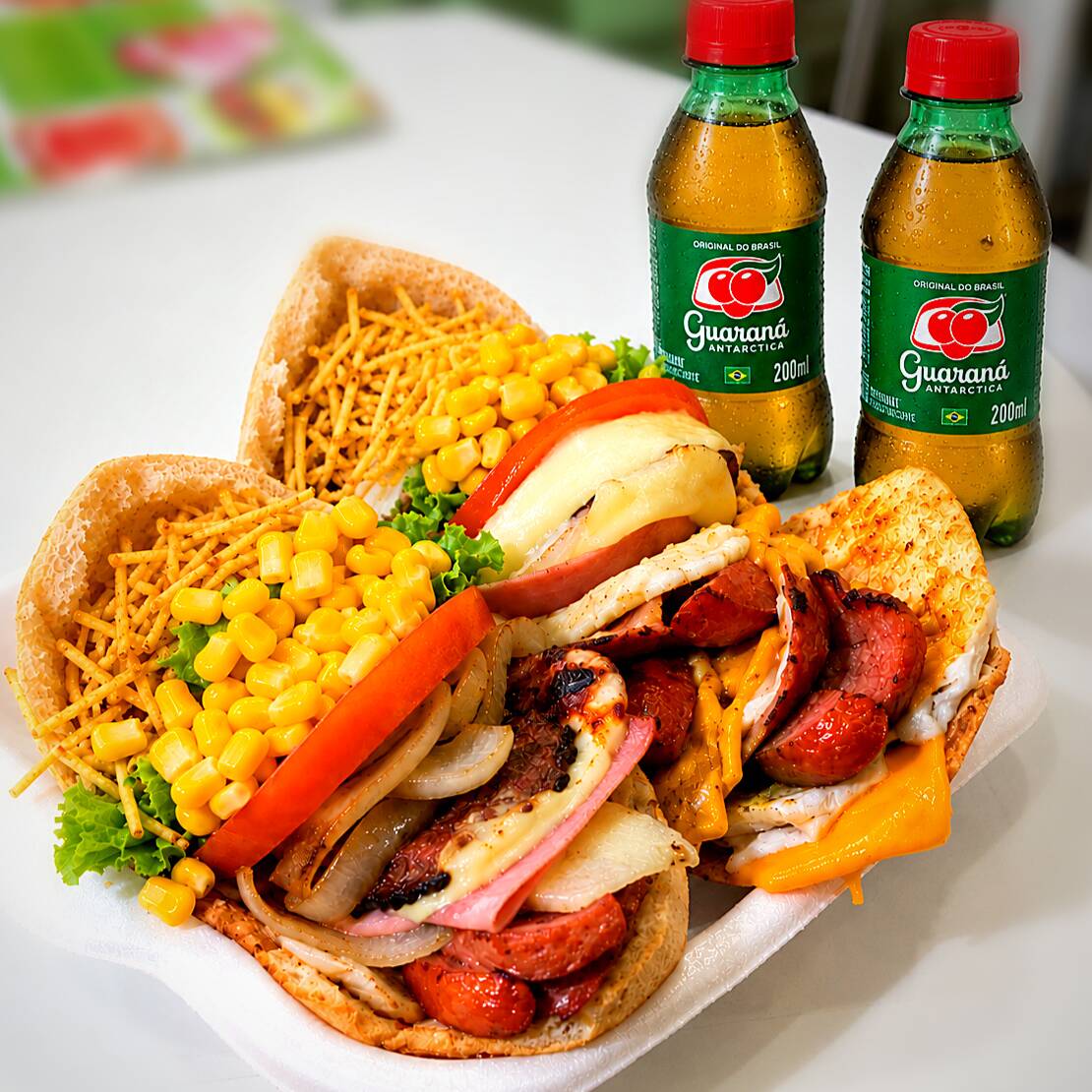 O mais pedido Pao hamburguer mussarela presunto bacon salsicha ovo alface tomate milho e batata palha, EM DOSE DUPLA + 2 Refri 200ml