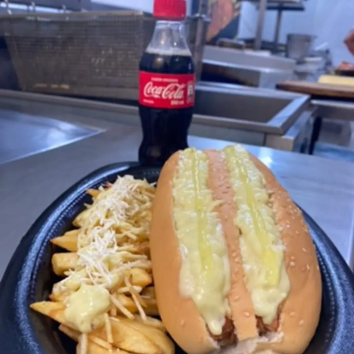 Perro Gemelo Gratinado + Papas + Gaseosa
