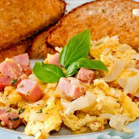 Huevos Revueltos con Salchicha