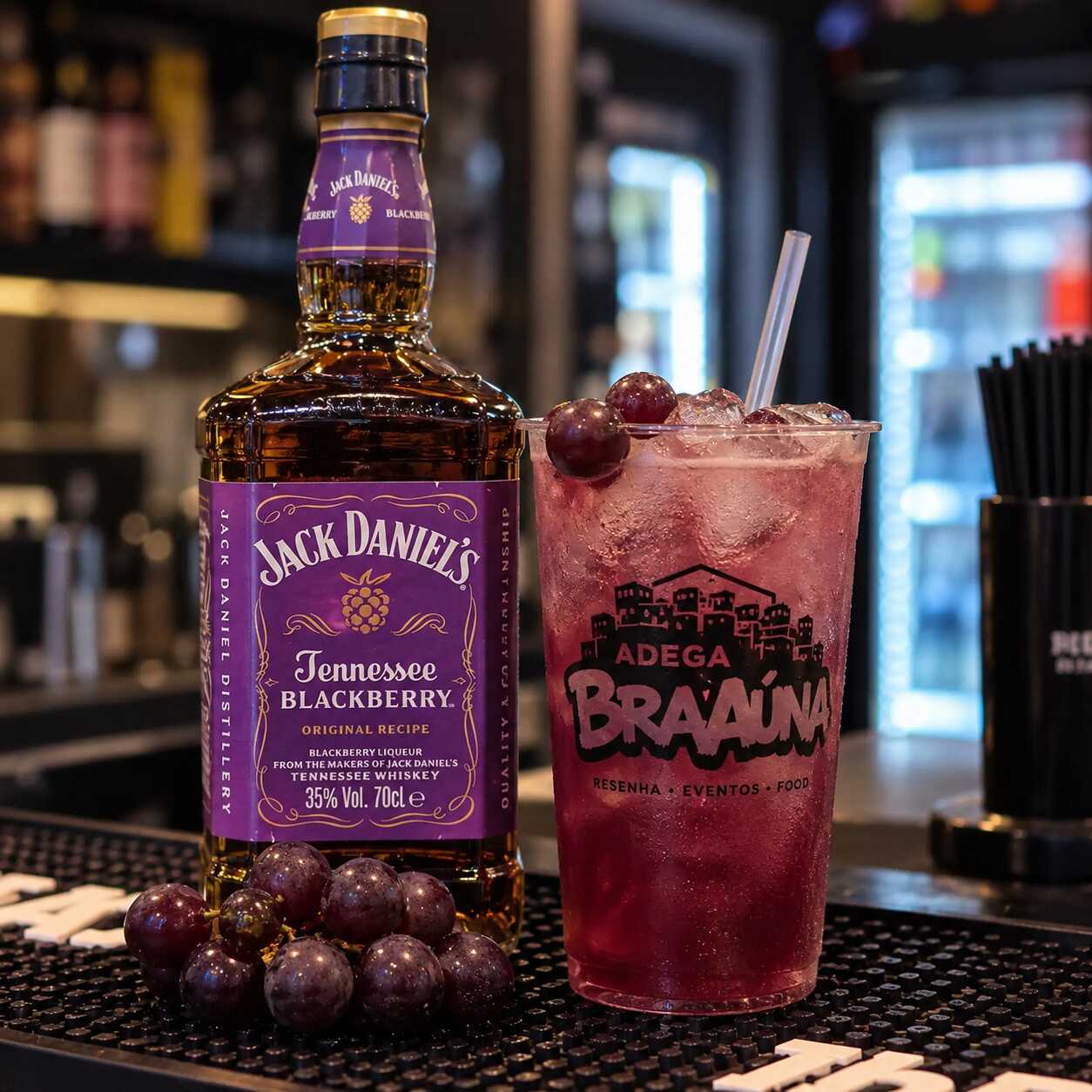 Jack Daniel’s Blackberry Uva – Copão 700ml
Copão de 700ml com Jack Daniel’s Blackberry, gelo sabor uva e energético Jack Power. Uma combinação extremamente refrescante, marcante e saborosa, com o toque frutado da uva e o sabor intenso do whisky. Enviamos tudo separado para você montar seu copão em casa e aproveitar bem gelado. Se deseja troca o gelo e opcional.
