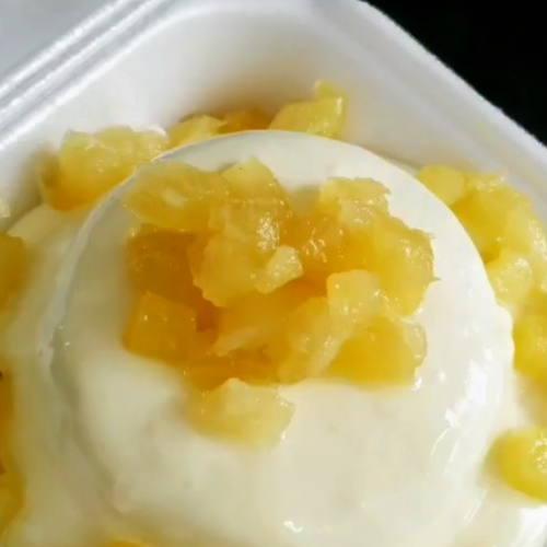 Massa fofinha, recheio cremoso de coco com pedaços de abacaxi. Finalizado com pedaços de abacaxi