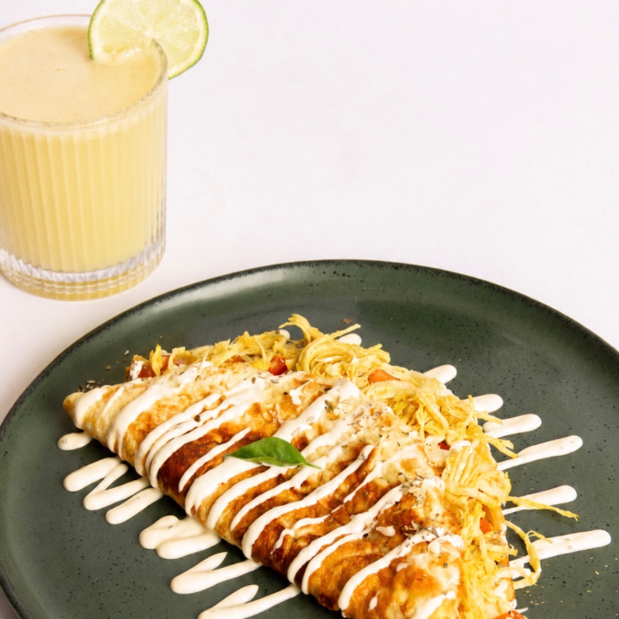 Preparado com frango desfiado, mussarela, tomate e orégano, finalizado com um delicioso molho de queijo cremoso. Complete seu pedido com a bebida de sua escolha.