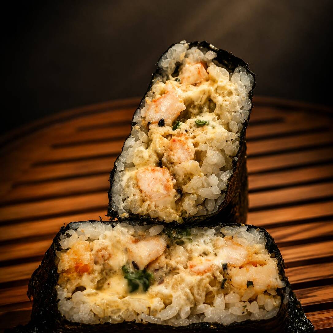 Nosso onigiri de tempurá de camarão com muito mais proteína e menos carboidrato. Salmão grelhado, maionese japonesa kewpie, cebolinha, gergelim, arroz japonês, alga nori. Nossa Linha PRO tem mais que o dobro de proteína que o onigiri tradicional.