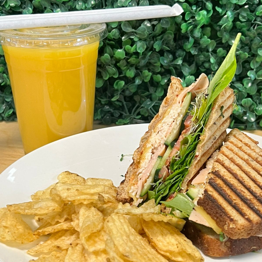 Combo Sandwich de Pollo y Agua del Dia.