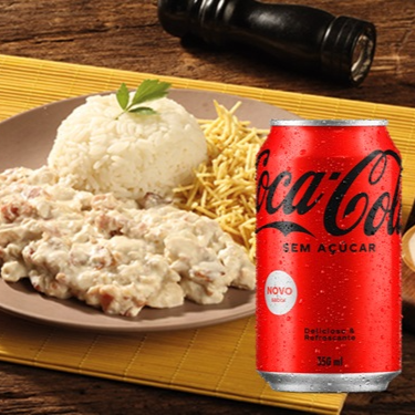 Peito de frango em cubos envolto em um irresistível molho de queijo cremoso e bacon. Acompanha arroz branco, batata palha ou purê de batatas + 01 Refrigerante Lata do seu sabor favorito (Fricassê com 250g)