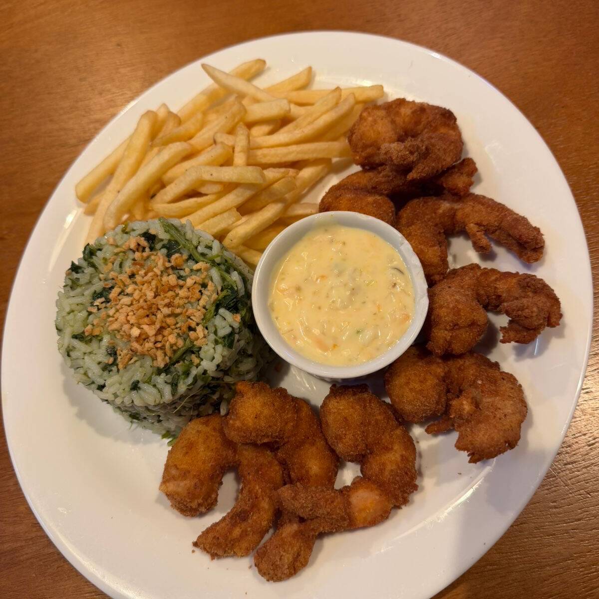 DELICIOSOS 8CAMARAO MEDIO EMPANADO CROCANTE ACOMPANHADO DE ARROZ DE BROCILIS E BATATA FRITA