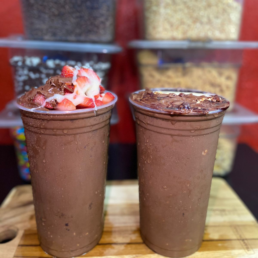 Pra quem quer o máximo de sabor em cada colherada 2 Açaís 550ml Trufados Extremamente cremosos, bem recheados e com aquele toque especial que faz diferença! Mais chocolate, mais sabor, mais satisfação Um nível acima do açaí comum Perfeito pra dividir momentos especiais (ou se presentear )