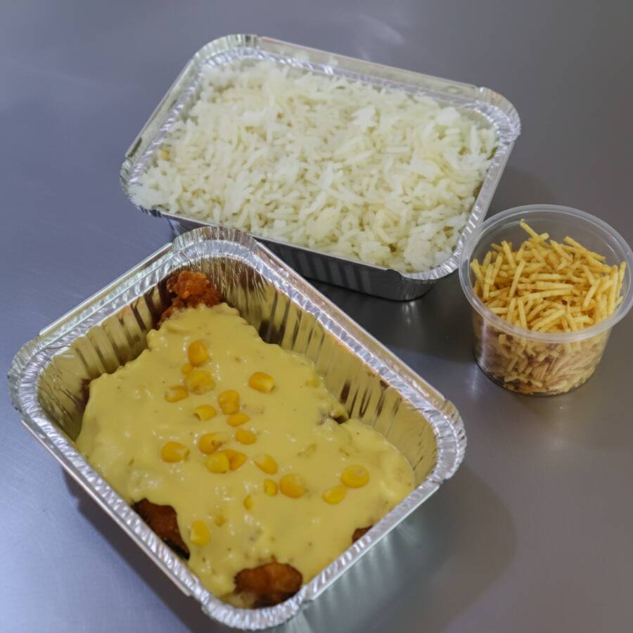 Uma verdadeira delícia entre nossos pratos com frango: o amado 'Frango com creme de milho - arroz e batata palha'. Desfrute de um suculento filé de frango empanado e generosamente coberto com nosso irresistível creme de milho. Acompanhado de um leve e saboroso arroz branco, juntamente com uma batata palha , este prato promete uma experiência gastronômica inigualável.