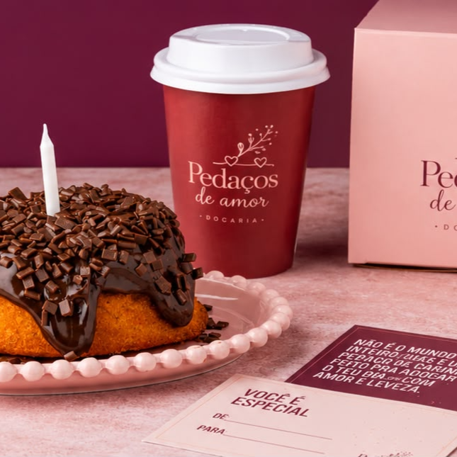 Transforme qualquer momento em uma celebração com o nosso Kit Doce Abraço! Um delicioso bolo caseiro com cobertura de brigadeiro, acompanhado de um lindo copo Bucks com tampa, um preparo para uma bebida quentinha de chocolate europeu, uma velinha para soprar e uma linda embalagem. Um presente perfeito para adoçar o Dia de quem você ama ou se mimar com carinho e sabor.