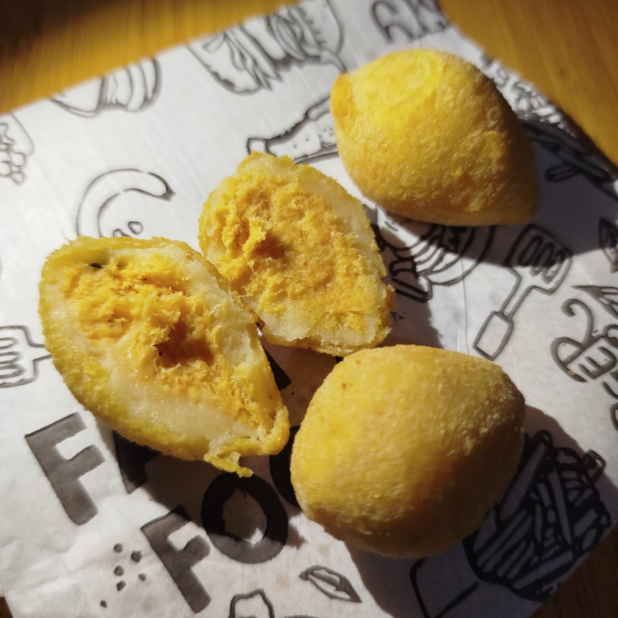 Coxinha recheada com frango desfiado e temperos especiais, envolta em uma massa sequinha e crocante.