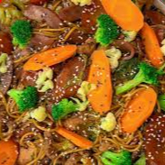 macarrão, cebola, cenoura, repolho, cebolinha e calabresa