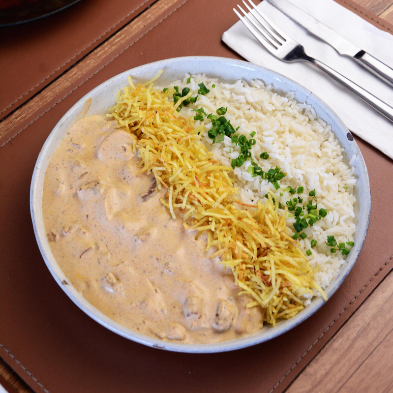 Strogonoff, arroz branco e batata palha.