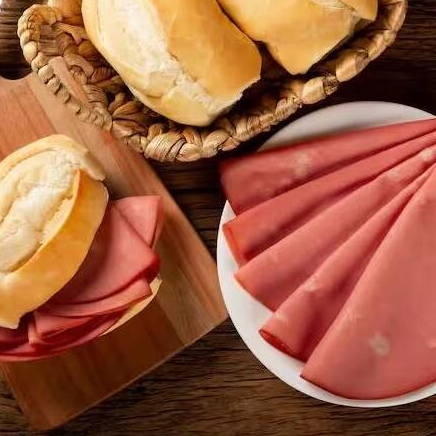 A combinação perfeita existe: pão francês quentinho com mortadela Sadia fresquinha.