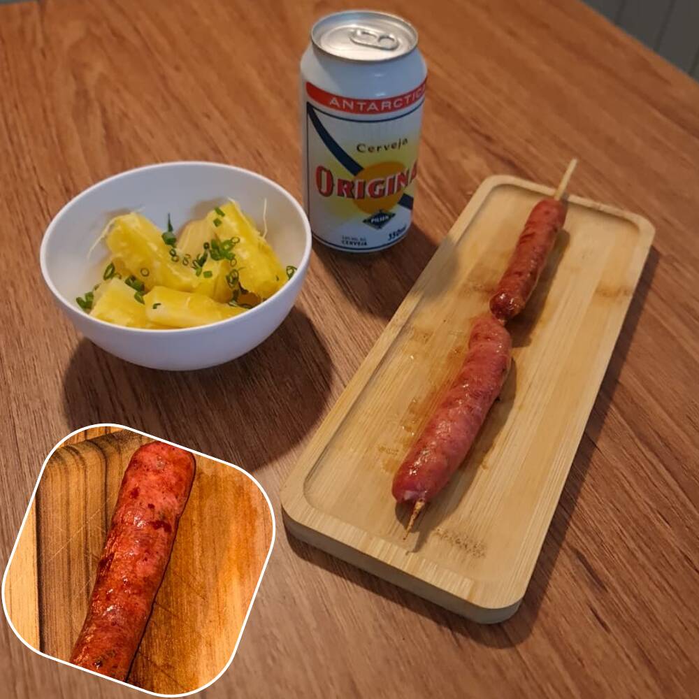 Espeto de linguiça suína (fininha), com mandioca.