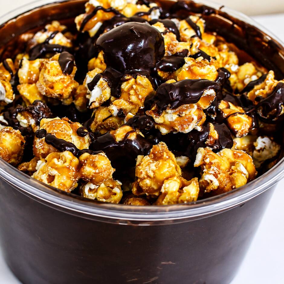 Pipoca caramelizada com leite em pó e e caramelo em pote de 1 litro. Complemetos conforme sua escolha. Foto ilustrativa.