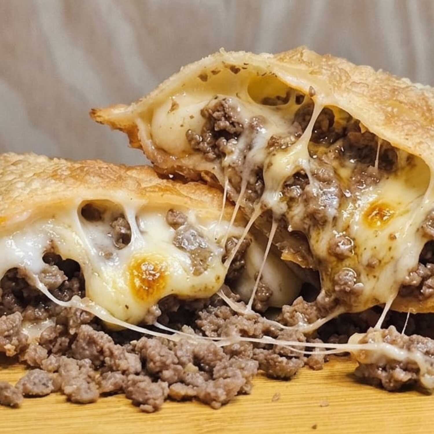 Delicioso pastel recheado com carne moída temperada e queijo mussarela. Uma explosão de sabores!