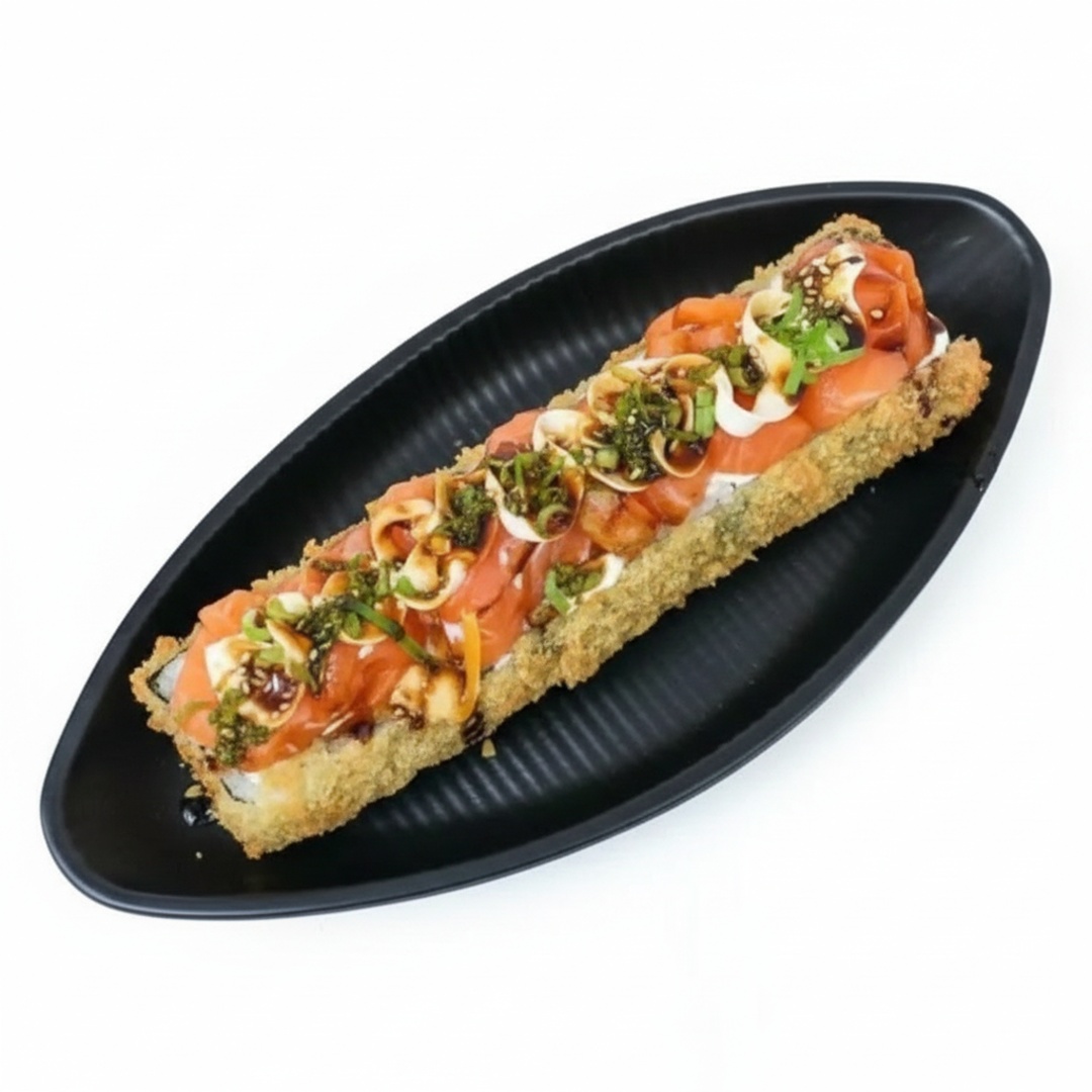 Rolo de sushi com recheio de Arroz, Cream Cheese, SALMÃO E CAMARÃO CRÚ E CEBOLINHA., Empanado Por fora e recheio crú por cima.
