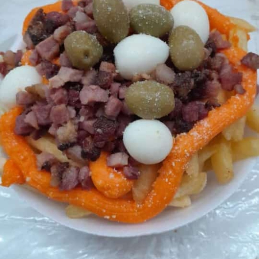 Batata Frita, cheddar, bacon, ovo de codorna e azeitona - Serve 3 pessoas