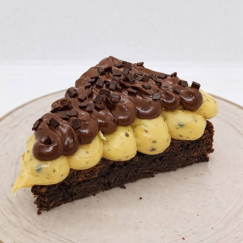 Fatia generosa de brownie super chocolatudo, macio por dentro e levemente crocante por fora, coberto com brigadeiro de maracujá bem cremoso que traz aquele azedinho equilibrado… e finalizado com uma camada generosa de Nutella. Intenso, cremoso e simplesmente impossível comer devagar. 💛