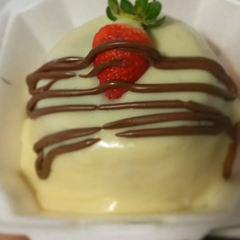 Massa de chocolate molhadinha e saborosa, coberta com creme de leite Ninho e morangos frescos, recheada com uma deliciosa geleia caseira. Uma combinação irresistível de sabores que se equilibram perfeitamente, ideal para quem busca uma sobremesa aconchegante e cheia de sabor. Tamanho compacto de 12 cm, perfeito para matar aquela vontade doce.