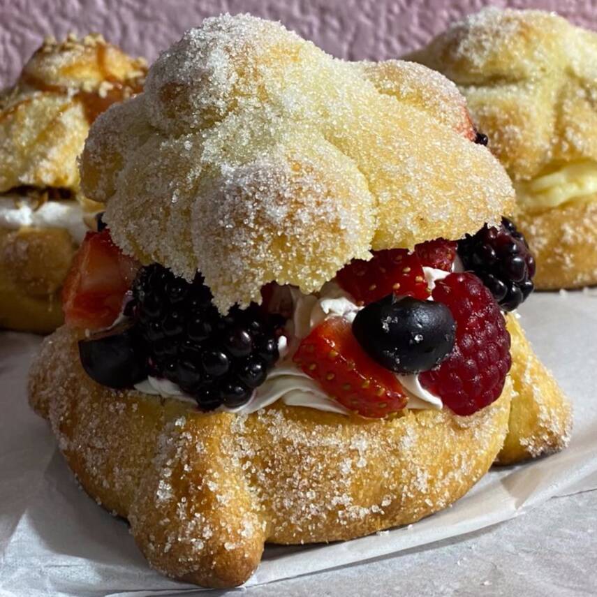 Pan de Muerto Relleno de Frutos Rojos